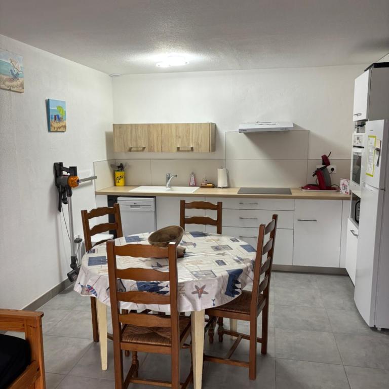 Clos des pins- Climatisation-Parking-Draps By LCG - Two-Bedroom House - 13