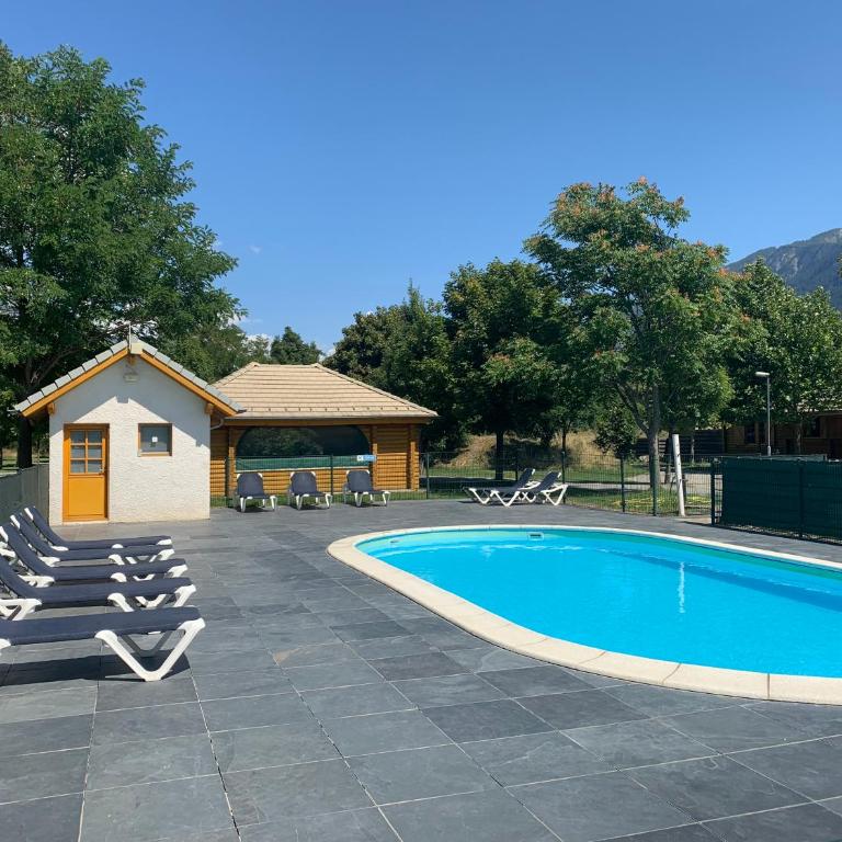 CHALET EN FUSTE, JACUZZI PRIVE, TERRASSE et VUE MONTAGNE DANS CAMPING 3 ETOILES - Maison 3 Chambres - 20