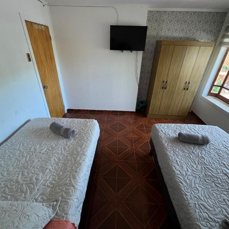 Hostal El Ancla - Family Room with Balcony - 7