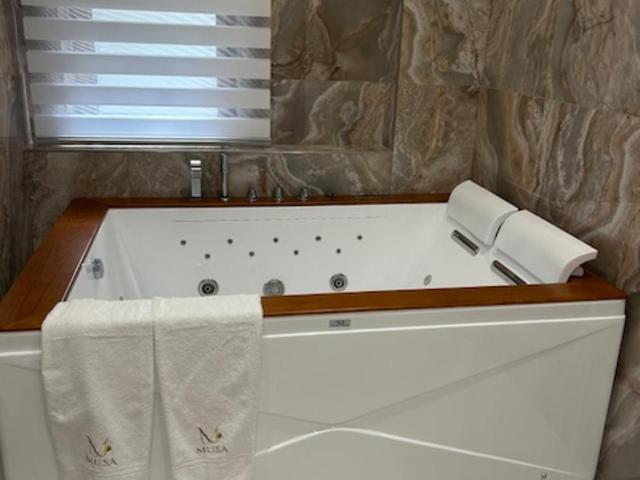 B&B Musa Pompei luxury suite - Camera Queen con Vasca Idromassaggio - 9