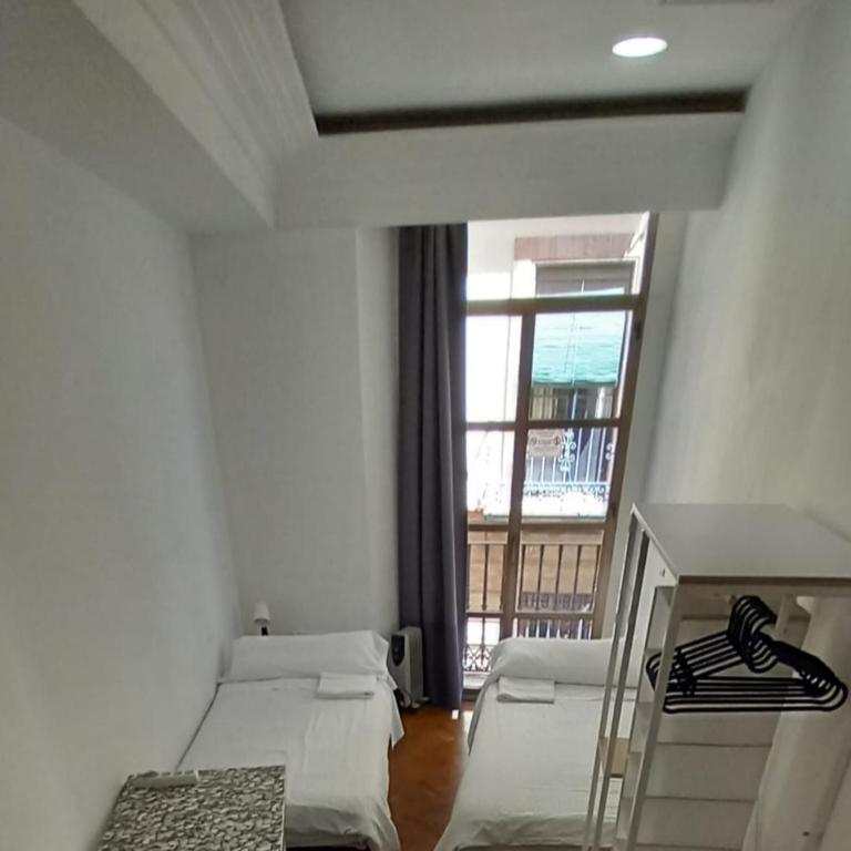 Hostel Urban Sevilla - Habitación Doble con baño privado - 2 camas - 1