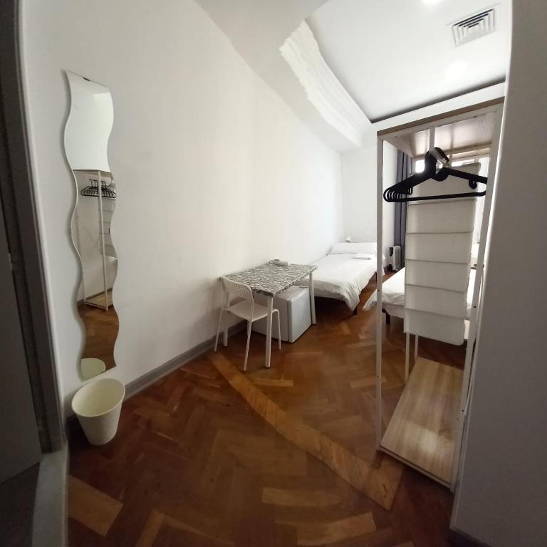 Hostel Urban Sevilla - Habitación Doble con baño privado - 2 camas - 7