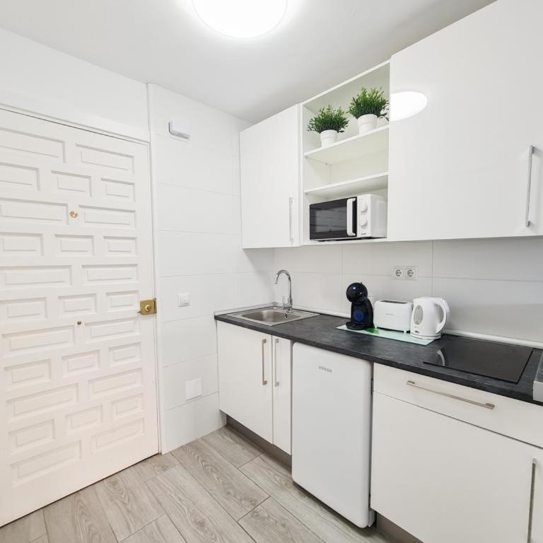 Beautiful studio in Benalbeach - Apartamento de 1 dormitorio - 1