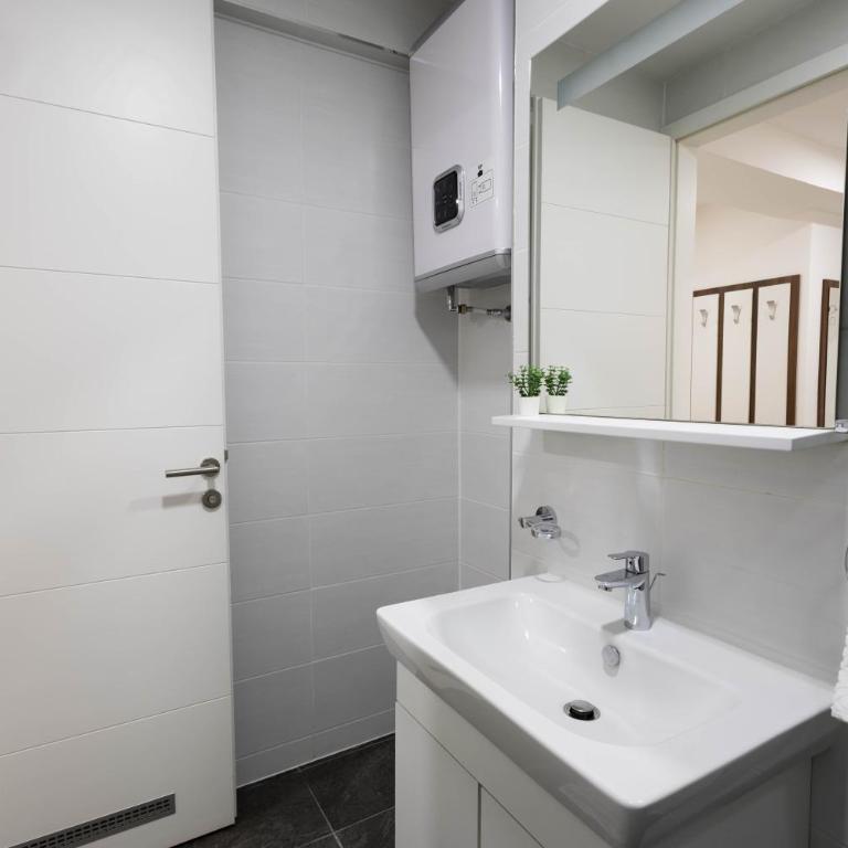 Apartment Alora - One-Bedroom Apartment with Balcony - 17
