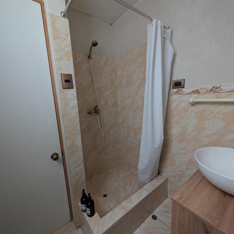 Barranco house with private rooftop jacuzzi & gym - Four-Bedroom House - 18