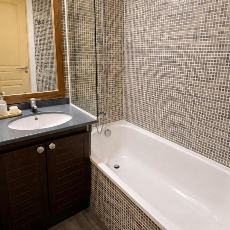 Cocon & Ensoleillé - Piscine & Parking- Proche Centre Ville - Bord de mer - Appartement 1 Chambre - 4