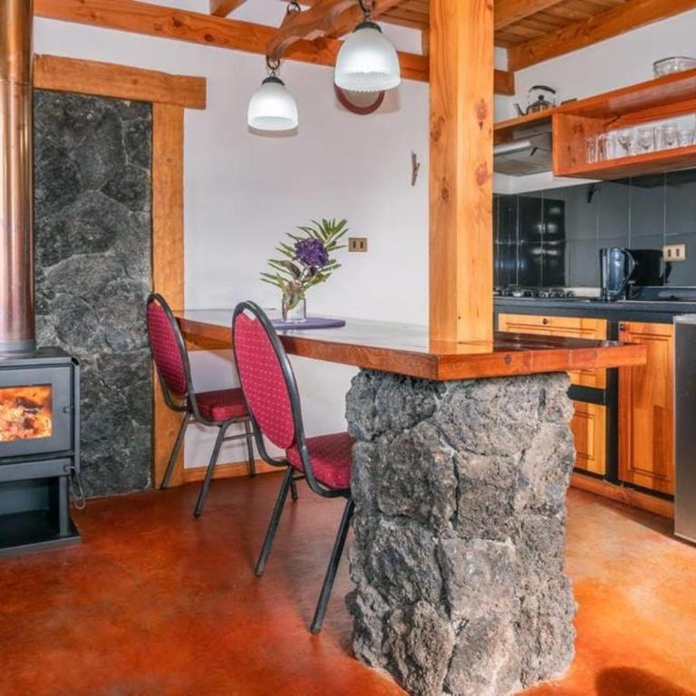 Cabañas Martina Bungalows 3 con vista a volcanes l Frente al Lago Llanquihue l Piscina temperada y tinaja TV y WiFi l Hasta 6 personas - Bungalow - 6
