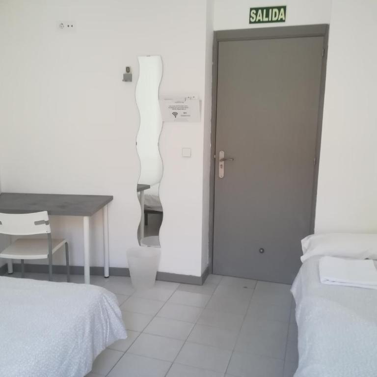 Hostel Urban Sevilla - Habitación Doble con baño compartido - 2 camas - 9