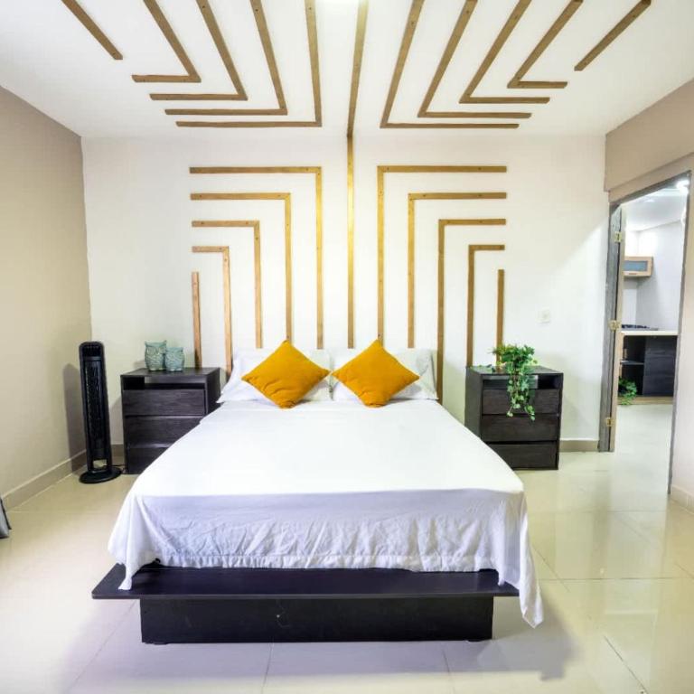 5 bedroom, with Arcade machine and foosball, 1 block from Lleras park P3 - Apartment - 4