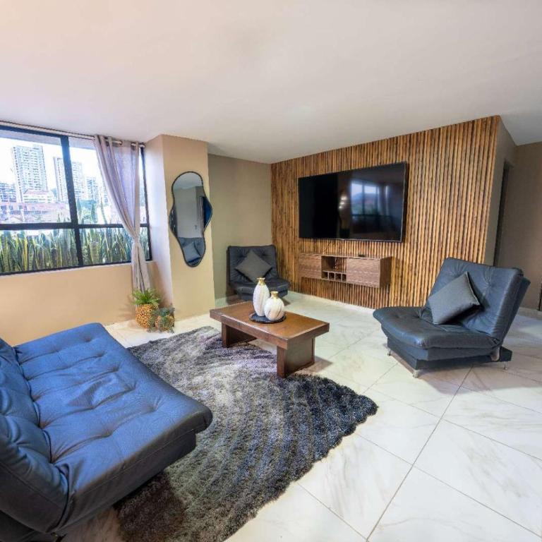 3 bedroom apartment, with arcade machine - 1 block from lleras park p7 - Three-Bedroom Apartment - 6