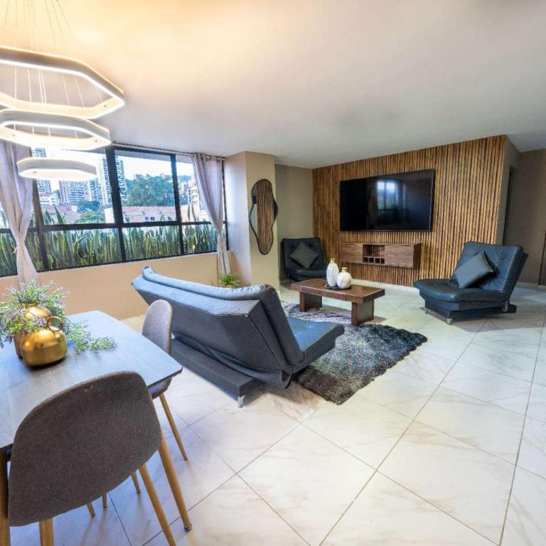 3 bedroom apartment, with arcade machine - 1 block from lleras park p7 - Three-Bedroom Apartment - 1