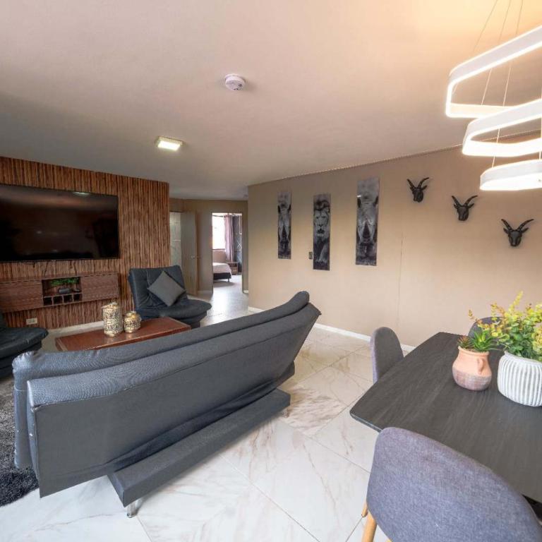 3 bedroom apartment, with arcade machine - 1 block from lleras park p7 - Three-Bedroom Apartment - 13