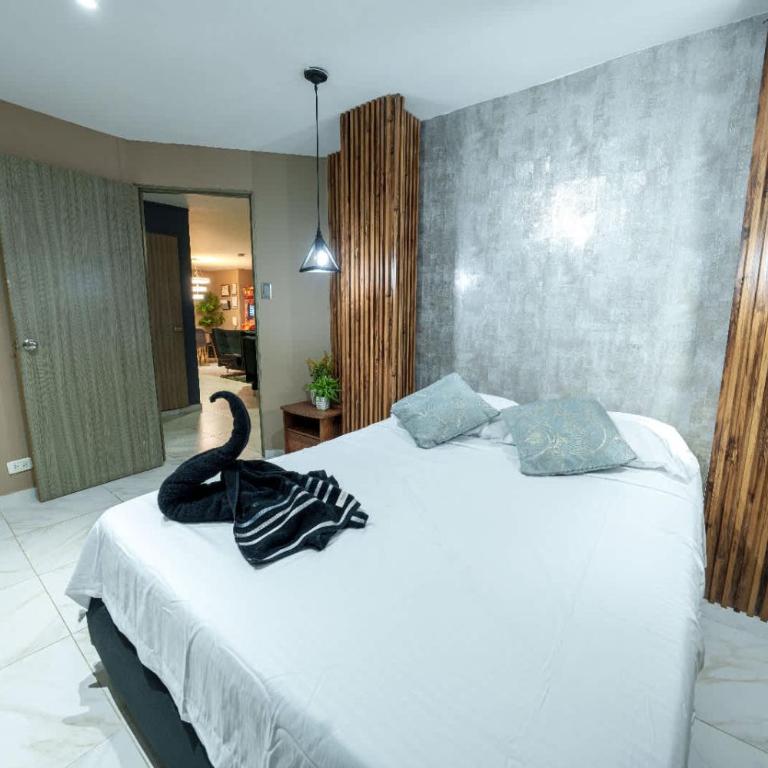 3 bedroom apartment, with arcade machine - 1 block from lleras park p7 - Three-Bedroom Apartment - 15