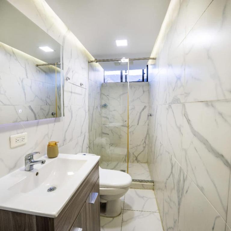 3 bedroom apartment, with arcade machine - 1 block from lleras park p7 - Three-Bedroom Apartment - 10
