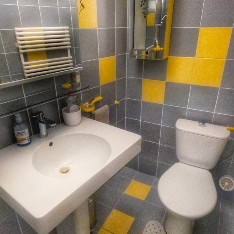 Maison avec 2 espaces separes sur 2 niveaux distincts, Montreux,Festivals,Chateaux de Chillon,FreddieMercury,Casino,lac leman plages,montagne, Pour voyageurs souhaitant partager une maison familiale et economique, 15 minutes a pied du centre en descente - Apartment mit 1 Schlafzimmer - 1