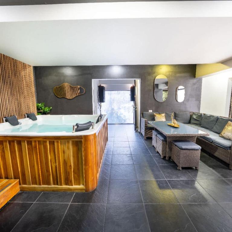 6 bedroom and Jacuzzi 1 block from LLeras P6 - Apartment - 1