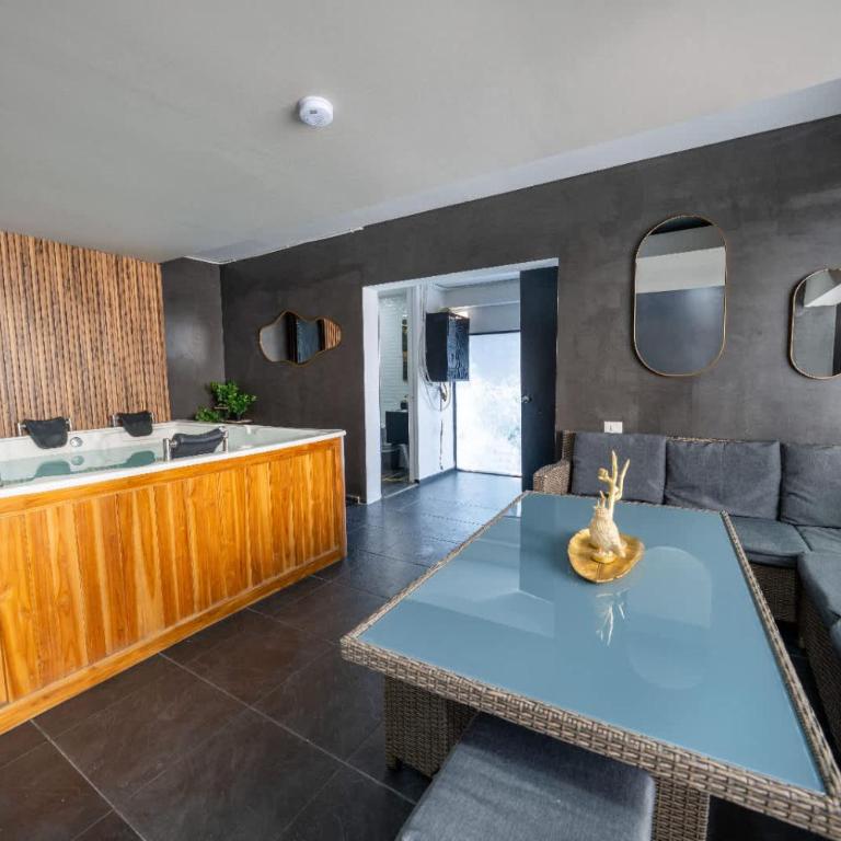 6 bedroom and Jacuzzi 1 block from LLeras P6 - Apartment - 6