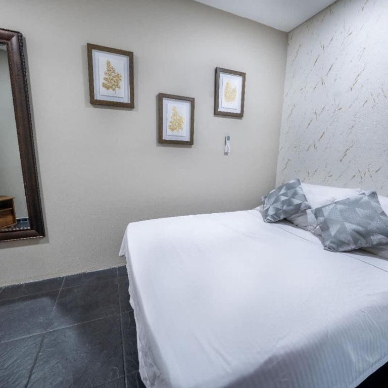 6 bedroom and Jacuzzi 1 block from LLeras P6 - Apartment - 11
