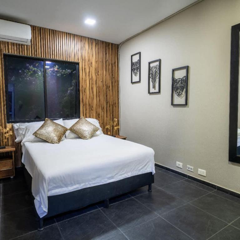 6 bedroom and Jacuzzi 1 block from LLeras P6 - Apartment - 13