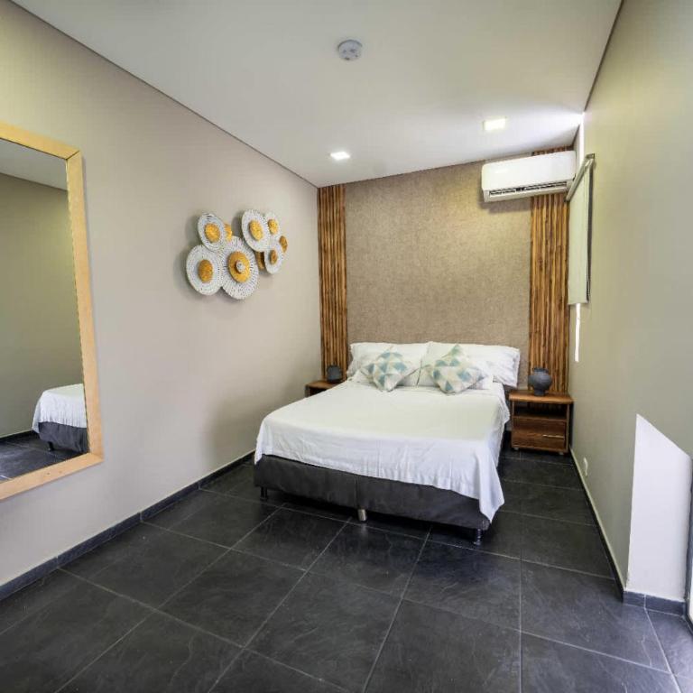 6 bedroom and Jacuzzi 1 block from LLeras P6 - Apartment - 15