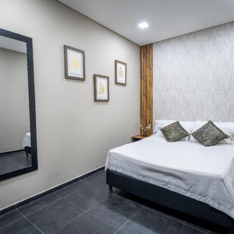 6 bedroom and Jacuzzi 1 block from LLeras P6 - Apartment - 17