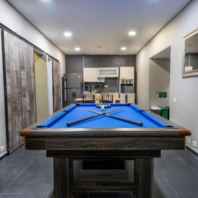 6 bedroom and Jacuzzi 1 block from LLeras P6 - Apartment - 21