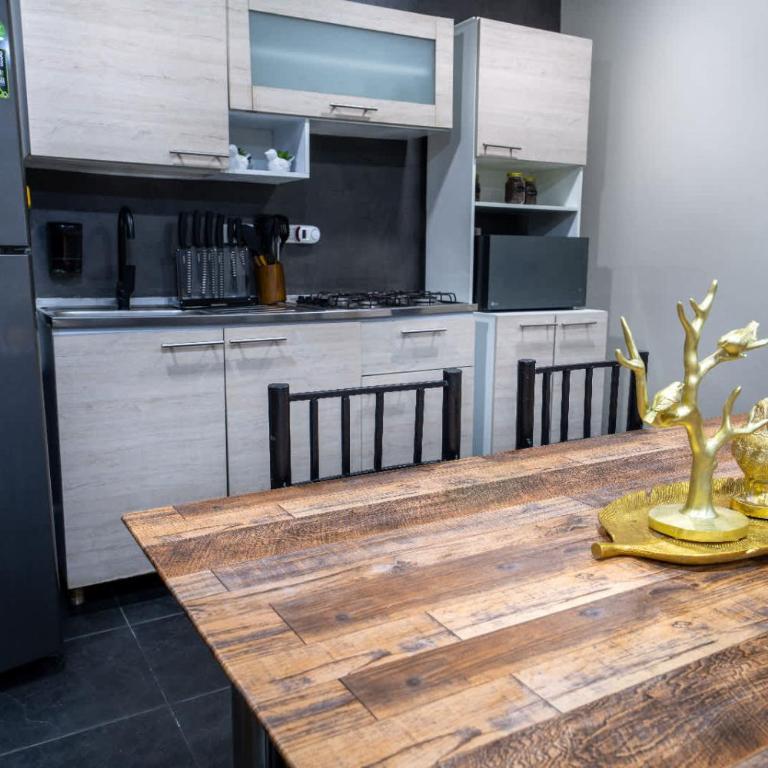 6 bedroom and Jacuzzi 1 block from LLeras P6 - Apartment - 24