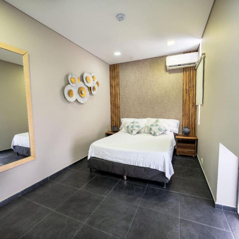 6 bedroom and Jacuzzi 1 block from LLeras P6 - Apartment - 27