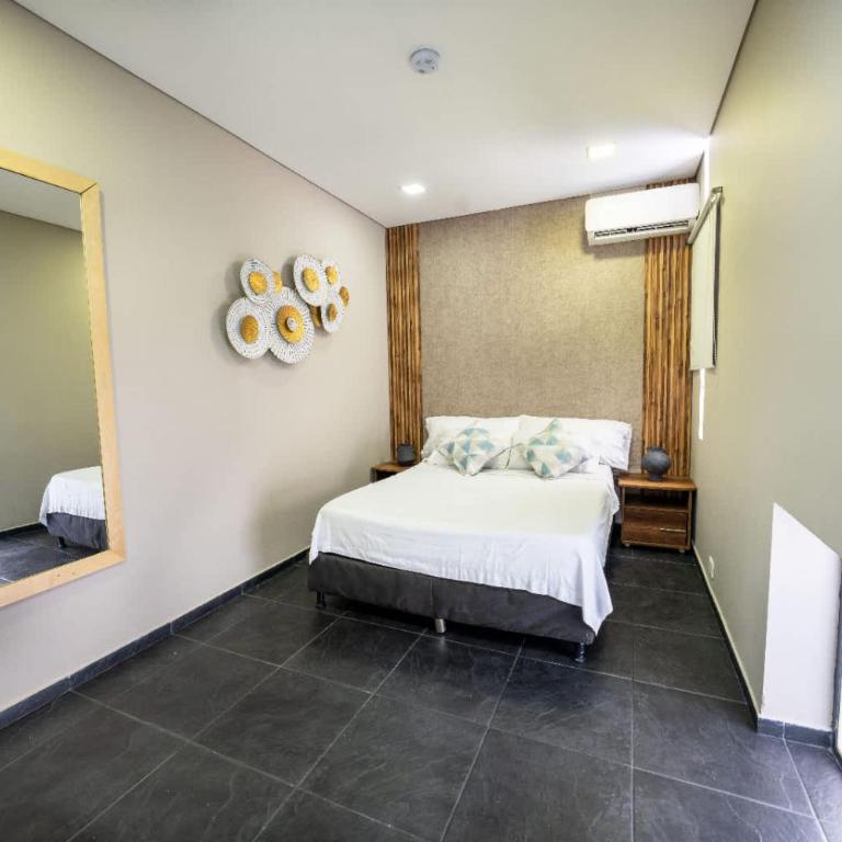 6 bedroom and Jacuzzi 1 block from LLeras P6 - Apartment - 29