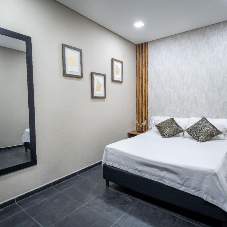 6 bedroom and Jacuzzi 1 block from LLeras P6 - Apartment - 31