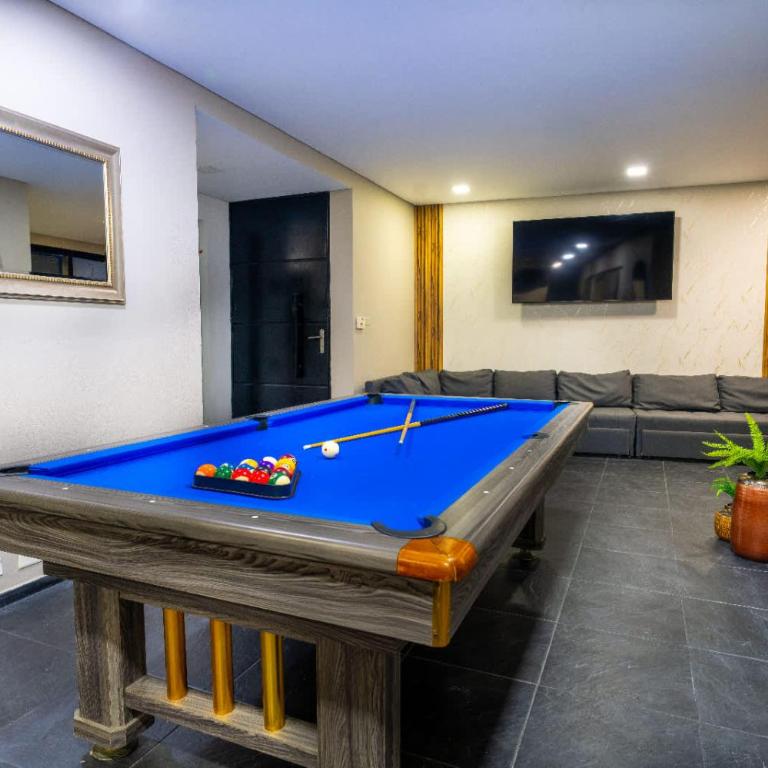 6 bedroom and Jacuzzi 1 block from LLeras P6 - Apartment - 32