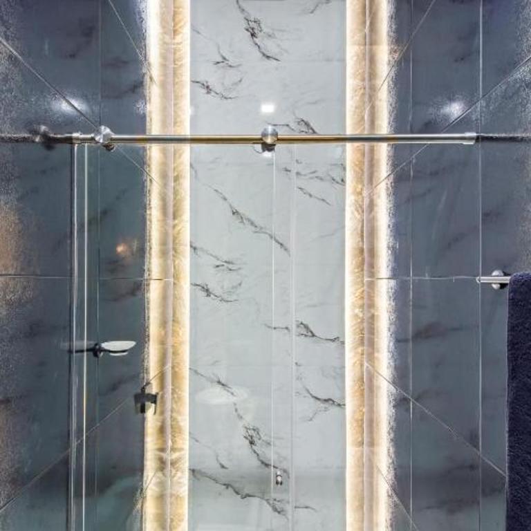 Massive Jacuzzi - 6 Bedroom with Private Bathroom - 1 block from LLeras P11 - Apartment - 10