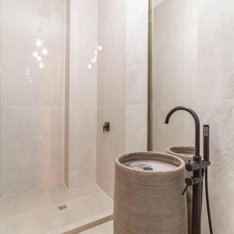 6 bedroom with Jacuzzi 1 block from LLeras P10 - Five-Bedroom Apartment - 11