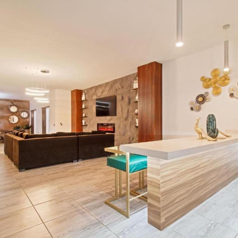 6 bedroom with Jacuzzi 1 block from LLeras P10 - Five-Bedroom Apartment - 18