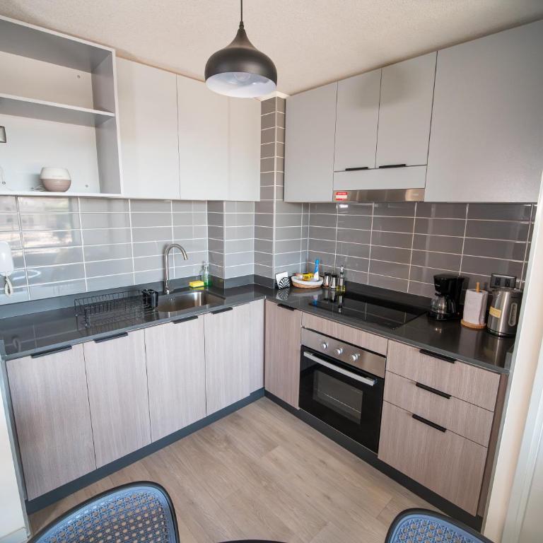 Cerca del Movistar Arena Fantasilandia Republica Club Hípico Metro Centro de Santiago - Two-Bedroom Apartment with Balcony - 57