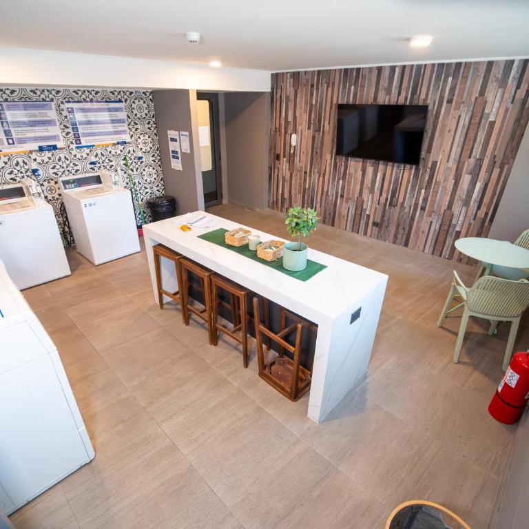 Cerca del Movistar Arena Fantasilandia Republica Club Hípico Metro Centro de Santiago - Two-Bedroom Apartment with Balcony - 65