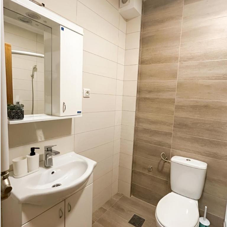 Central City Nest 4 guests Balcony & Free Parking - One-Bedroom Apartment - 15