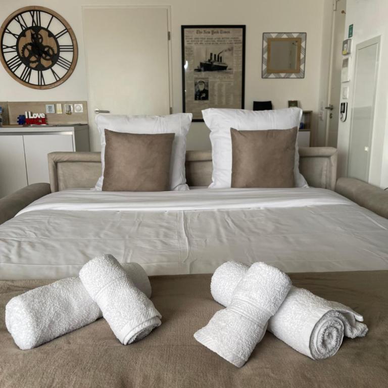 Q&R Renting - Suites Design Modernes et Luxueuses- Confort Parking AC Mer - Chambre Double - 1