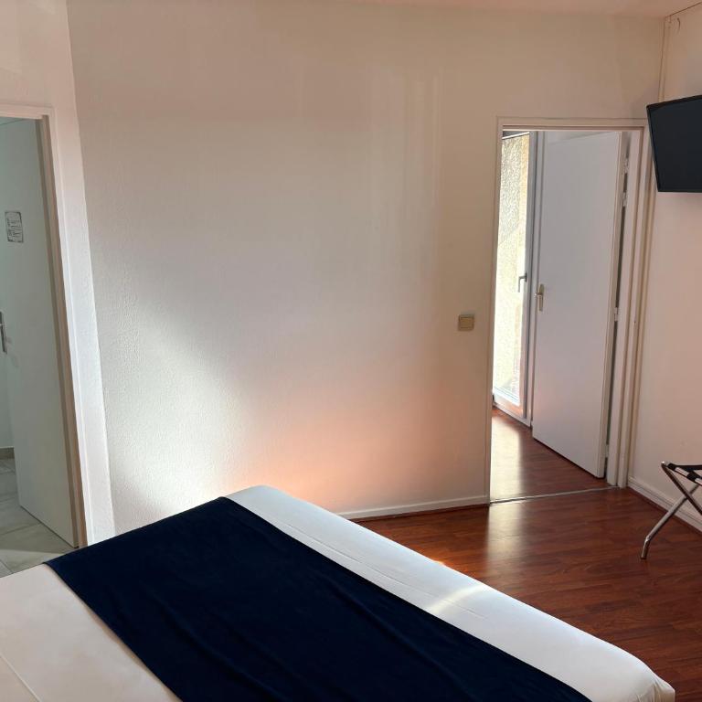 Contact Hôtel des États-Unis - Quadruple Room - 19