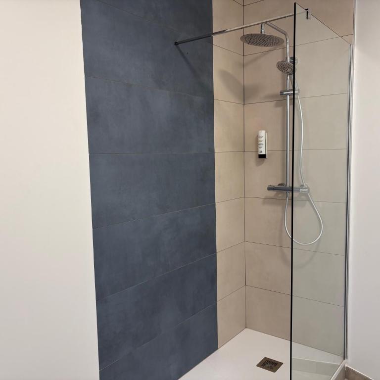 Contact Hôtel des États-Unis - Quadruple Room - 20