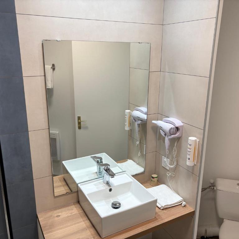 Contact Hôtel des États-Unis - Quadruple Room - 16