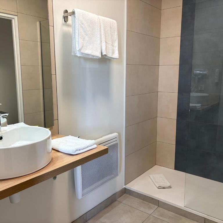 Contact Hôtel des États-Unis - Quadruple Room - 14