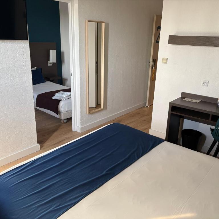 Contact Hôtel des États-Unis - Quadruple Room - 10