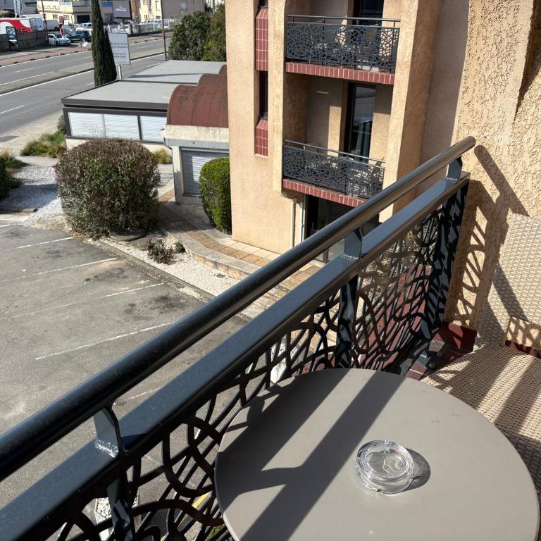 Contact Hôtel des États-Unis - Double Room with Balcony - 15