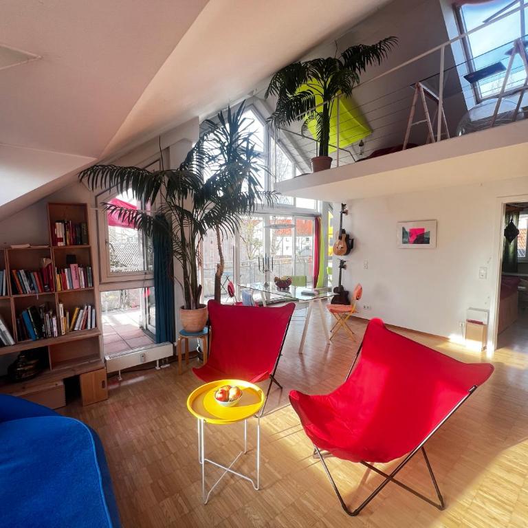 Möblierte 3-Zimmer-Wohnung mit Balkon zur Zwischenmiete in München-Pasing - Two-Bedroom Apartment - 1