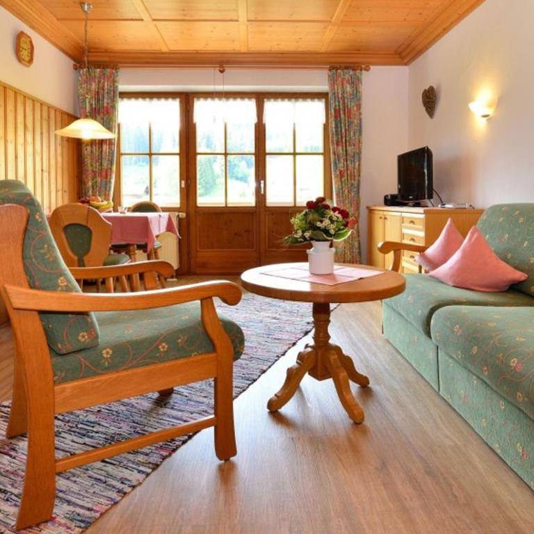 Ferienhof Brutscher - Fischen im Allgäu - Apartment mit 1 Schlafzimmer, Balkon und Bergblick - 4
