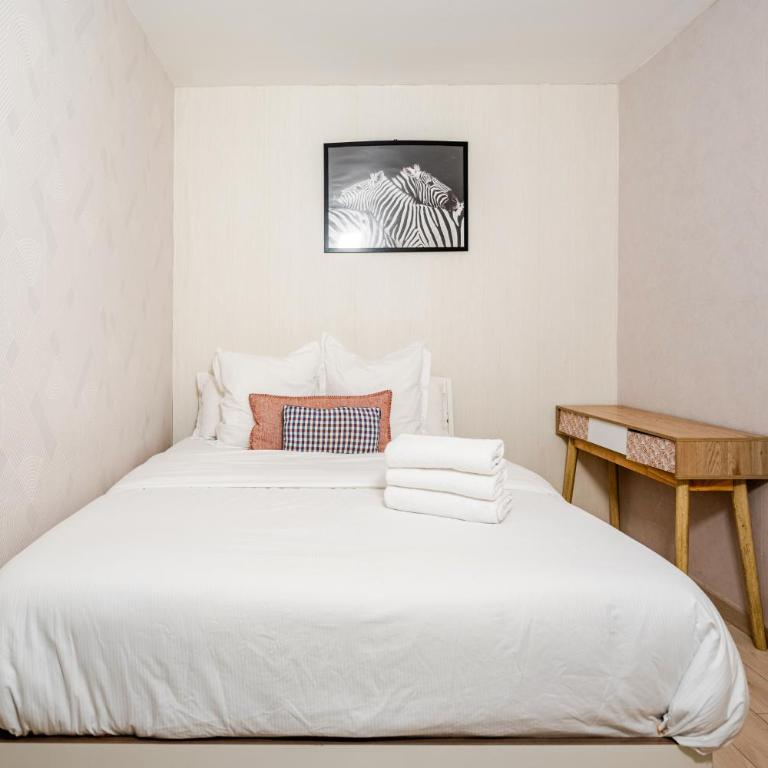 Chic Two Bedroom Apartment steps from Champs Elysees - Appartement 2 Chambres - 1