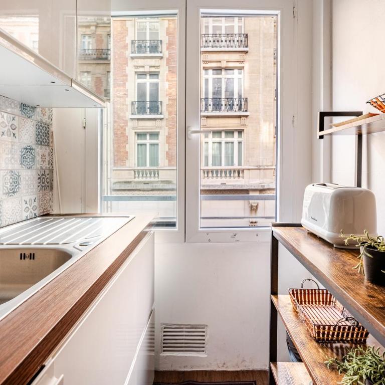 Chic Two Bedroom Apartment steps from Champs Elysees - Appartement 2 Chambres - 13