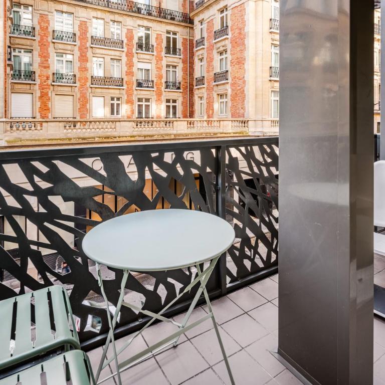 Chic Two Bedroom Apartment steps from Champs Elysees - Appartement 2 Chambres - 20