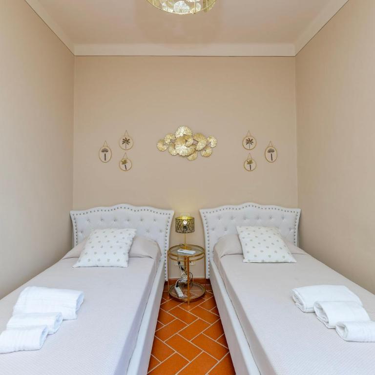 Exclusive Villa with two Pools and private garden - Villa - 59
